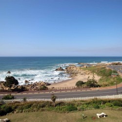 On the Margate seafront on the South Coast of KZN is Balooga 8. A 7 sleeper with breathtaking sea views. Walk to Margate town, beach and the Pier - Happy Holiday Homes