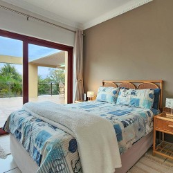 Kings Cottage is a 3 bedroom, 6 sleeper self-catering family holiday home is Shelly Beach on the South Coast of KwaZulu Natal with a sea view, swimming pool, WiFi and is walking distance to St Michael s Beach and local restaurants.