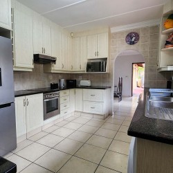 Kings Cottage is a 3 bedroom, 6 sleeper self-catering family holiday home is Shelly Beach on the South Coast of KwaZulu Natal with a sea view, swimming pool, WiFi and is walking distance to St Michael s Beach and local restaurants.