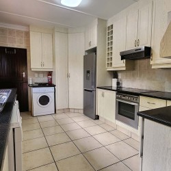 Kings Cottage is a 3 bedroom, 6 sleeper self-catering family holiday home is Shelly Beach on the South Coast of KwaZulu Natal with a sea view, swimming pool, WiFi and is walking distance to St Michael s Beach and local restaurants.