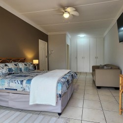 Kings Cottage is a 3 bedroom, 6 sleeper self-catering family holiday home is Shelly Beach on the South Coast of KwaZulu Natal with a sea view, swimming pool, WiFi and is walking distance to St Michael s Beach and local restaurants.