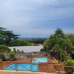 Kings Cottage is a 3 bedroom, 6 sleeper self-catering family holiday home is Shelly Beach on the South Coast of KwaZulu Natal with a sea view, swimming pool, WiFi and is walking distance to St Michael s Beach and local restaurants.