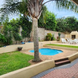 Kings Cottage is a 3 bedroom, 6 sleeper self-catering family holiday home is Shelly Beach on the South Coast of KwaZulu Natal with a sea view, swimming pool, WiFi and is walking distance to St Michael s Beach and local restaurants.