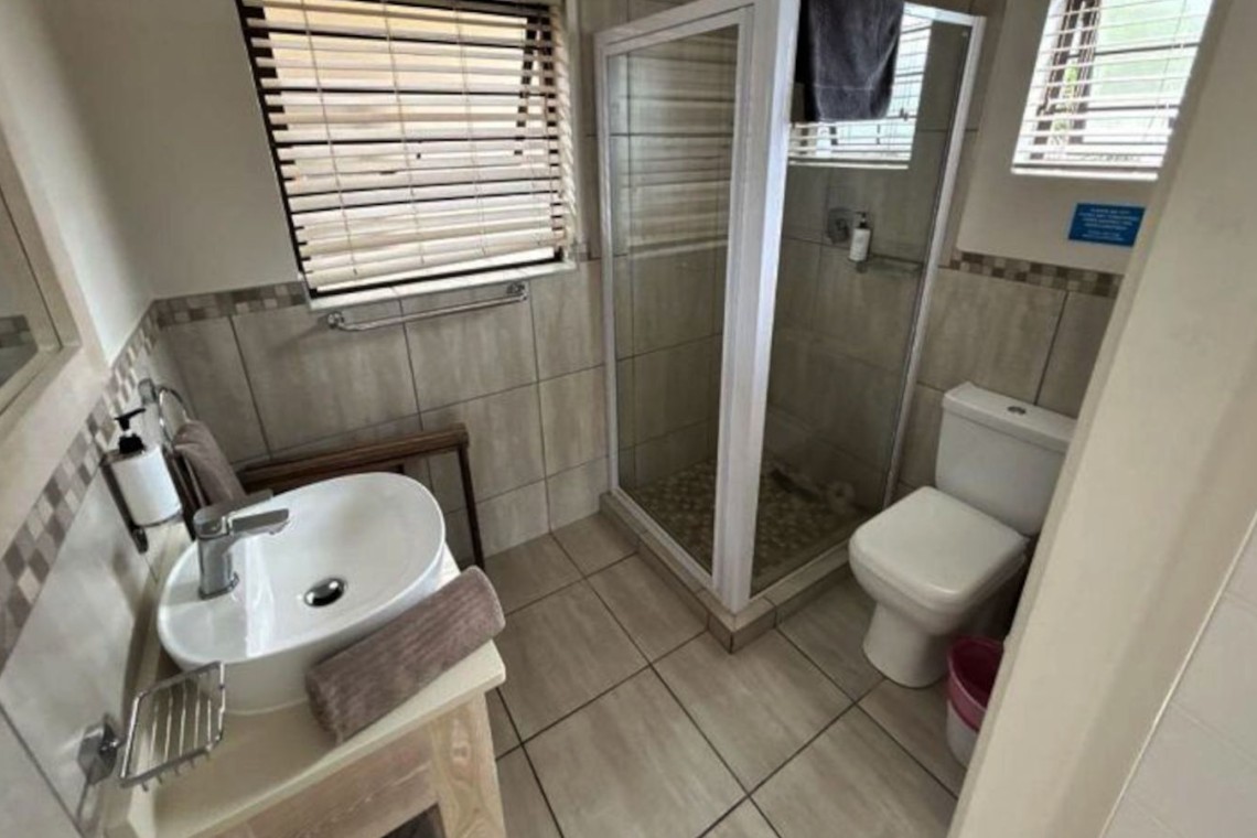 Banana Beach Club F1, a self-catering ground-floor studio in Melville on the Hibiscus Coast, located 50m from the beach, ideal for a small family holiday.