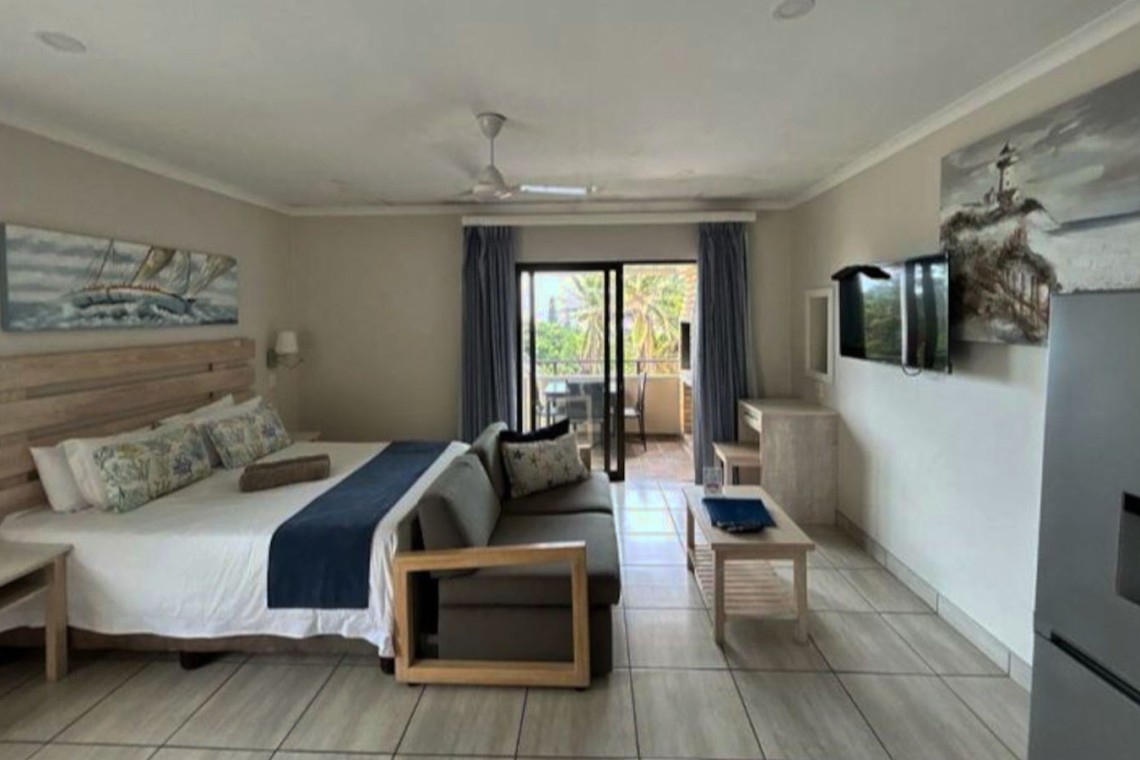 Banana Beach Club F1, a self-catering ground-floor studio in Melville on the Hibiscus Coast, located 50m from the beach, ideal for a small family holiday.