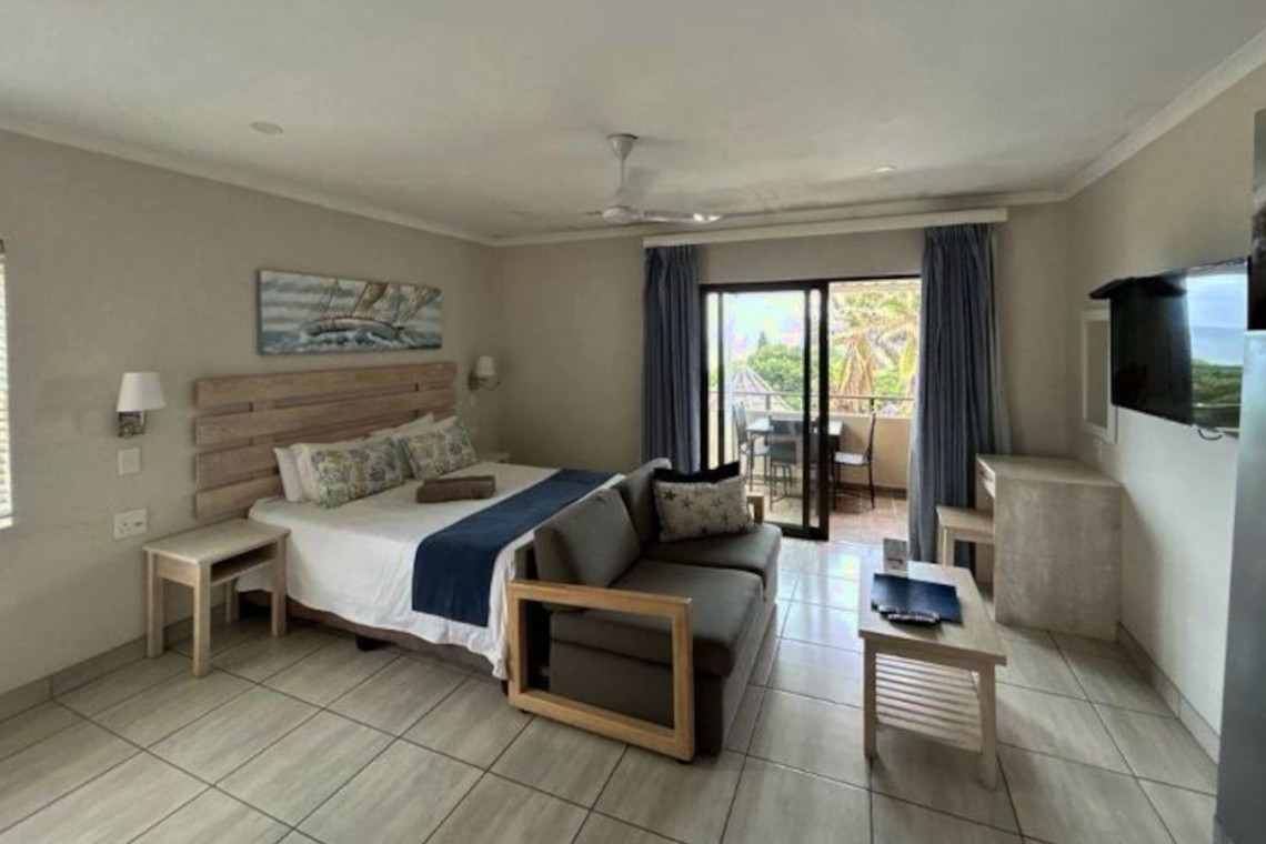 Banana Beach Club F1, a self-catering ground-floor studio in Melville on the Hibiscus Coast, located 50m from the beach, ideal for a small family holiday.