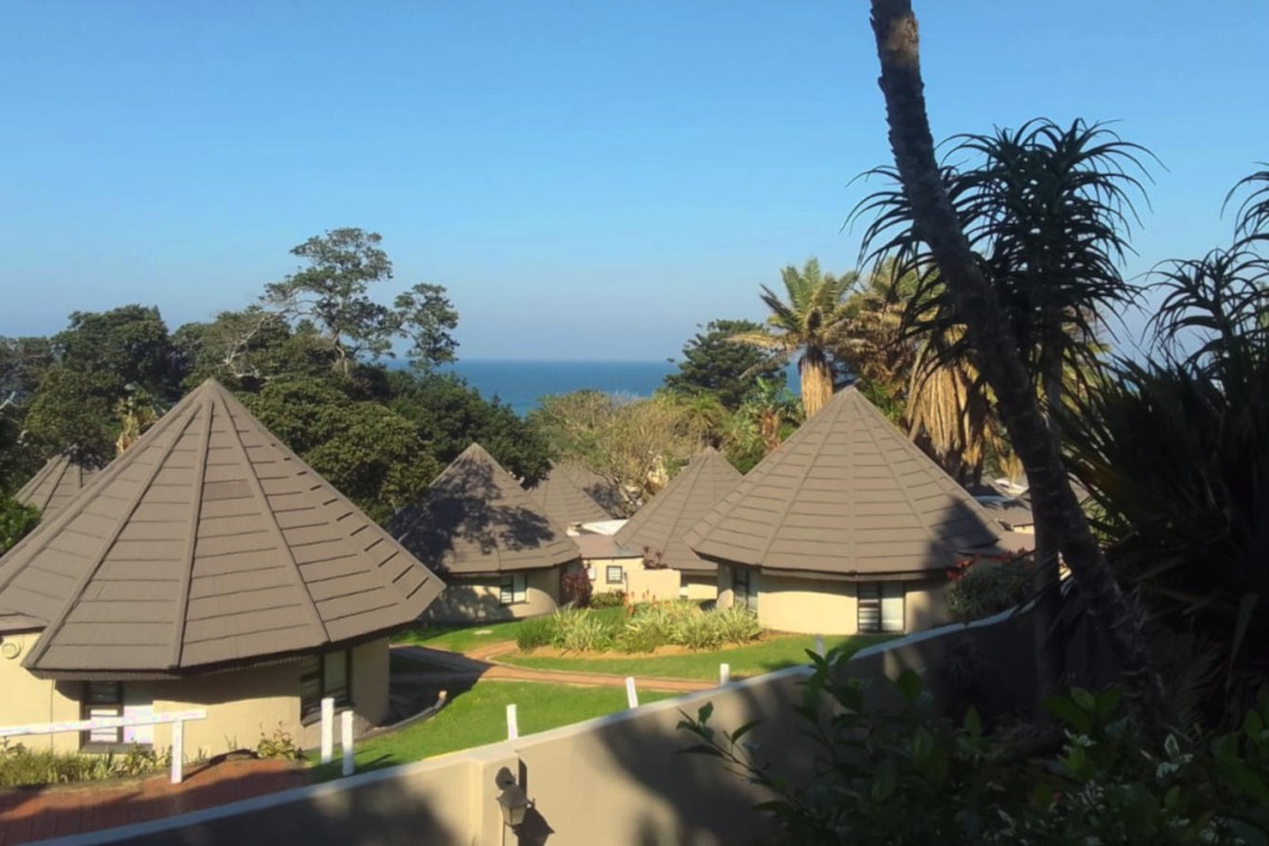 Banana Beach Club F1, a self-catering ground-floor studio in Melville on the Hibiscus Coast, located 50m from the beach, ideal for a small family holiday.