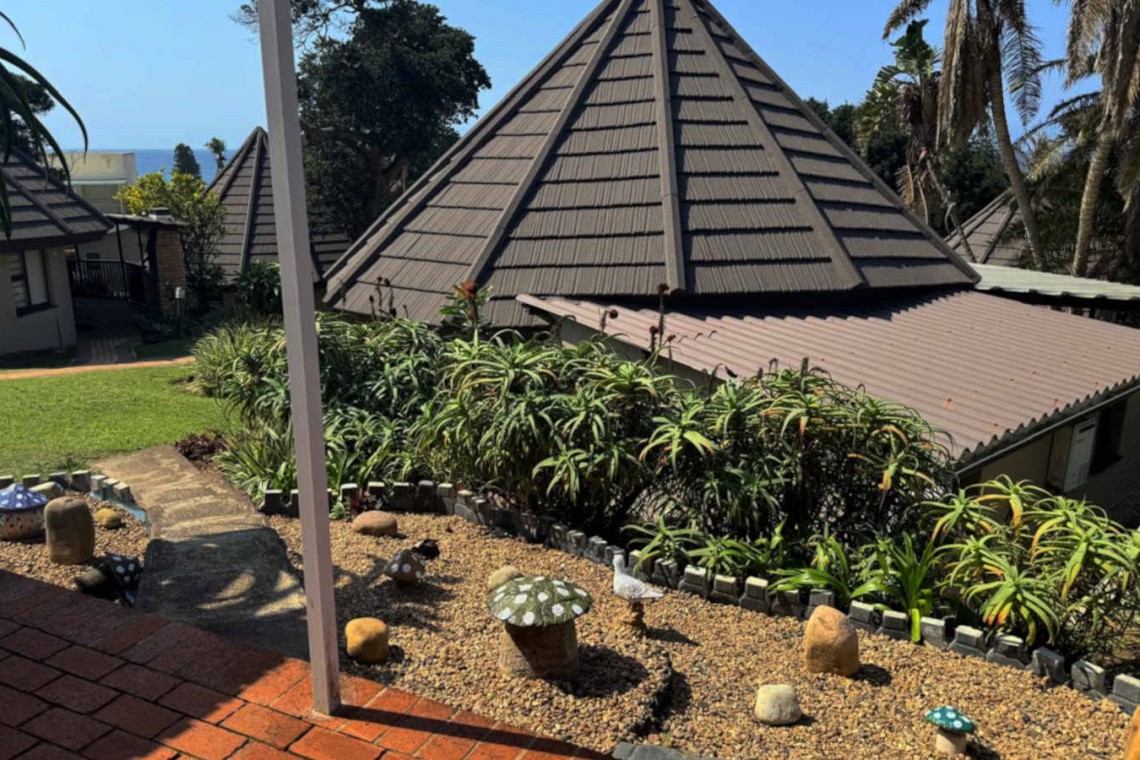 Banana Beach Club F1, a self-catering ground-floor studio in Melville on the Hibiscus Coast, located 50m from the beach, ideal for a small family holiday.