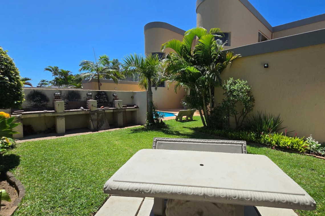 Aqua Surf 9 is a 6 Sleeper holiday apartment on the South Coast , this holiday home in Manaba with a 180° sea view is near a family-friendly Blue Flag beach.