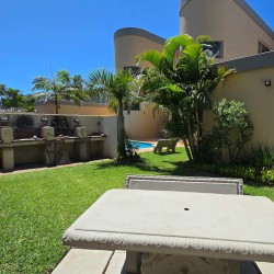 Aqua Surf 9 is a 6 Sleeper holiday apartment on the South Coast , this holiday home in Manaba with a 180° sea view is near a family-friendly Blue Flag beach.