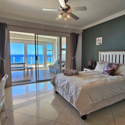 Aqua Surf 9 is a 6 Sleeper holiday apartment on the South Coast , this holiday home in Manaba with a 180° sea view is near a family-friendly Blue Flag beach.