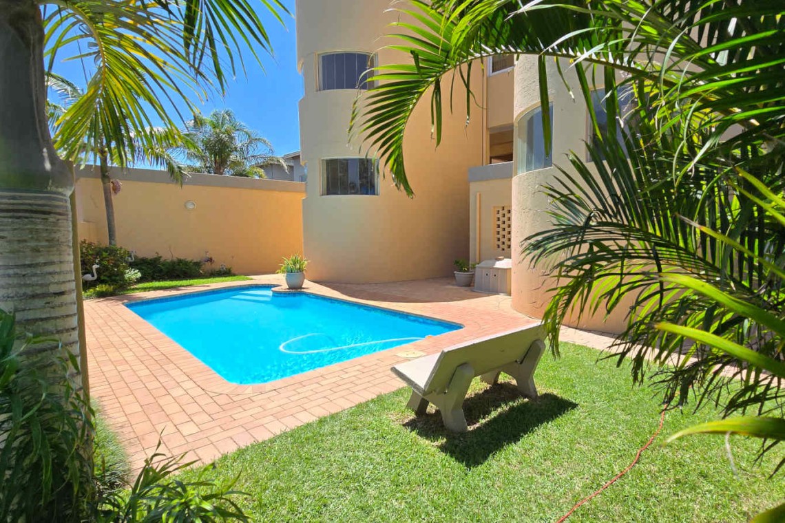 Aqua Surf 9 is a 6 Sleeper holiday apartment on the South Coast , this holiday home in Manaba with a 180° sea view is near a family-friendly Blue Flag beach.