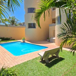 Aqua Surf 9 is a 6 Sleeper holiday apartment on the South Coast , this holiday home in Manaba with a 180° sea view is near a family-friendly Blue Flag beach.