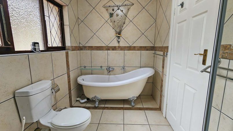 Modern family bathroom at King’s Cottage, Shelly Beach