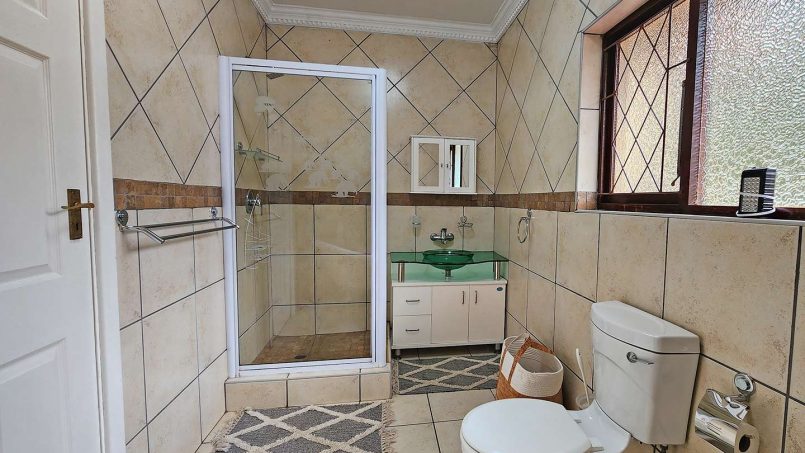 Modern family bathroom at King’s Cottage, Shelly Beach