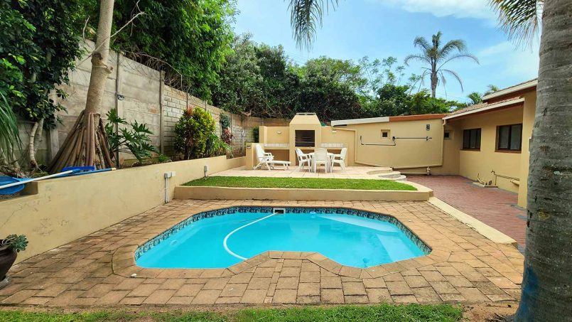 The swimming pool and braai area at Kings Cottage, the perfect holiday house for a family of six.