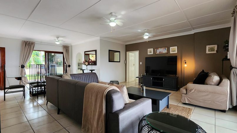 Spacious lounge at King’s Cottage 6-sleeper family holiday house in Shelly Beach