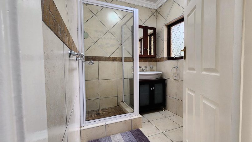 Modern family bathroom at King’s Cottage, Shelly Beach