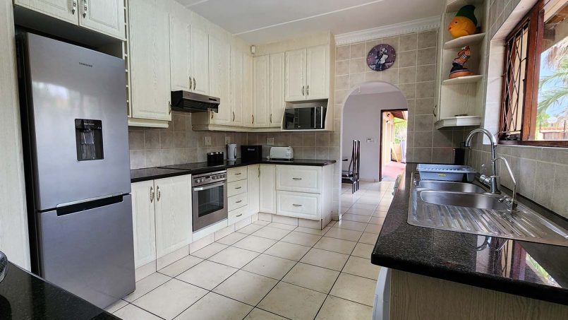 Fully equipped self-catering kitchen at King’s Cottage, Shelly BeachCoast of KwaZulu Natal with a sea view, swimming pool, WiFi and is walking distance to St Michael s Beach and local restaurants.