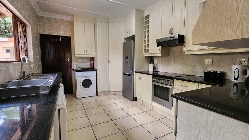 Fully equipped self-catering kitchen at King’s Cottage, Shelly Beach