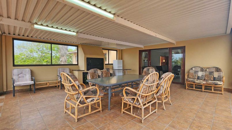 Outdoor braai and patio entertainment area at King’s Cottage Shelly Beach