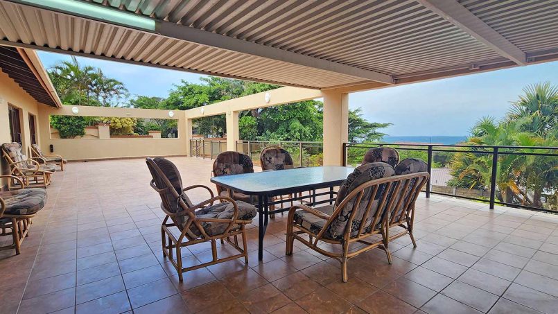 Outdoor braai and patio entertainment area with a sea view at King’s Cottage Shelly Beach