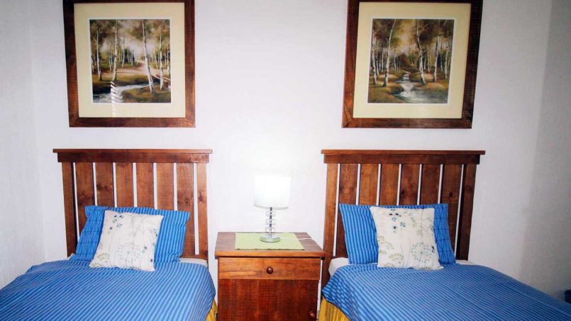 Uvongo self-catering holiday accommodation- Selfsorg vakansie - Summer Rocks 8 - Dinning room.