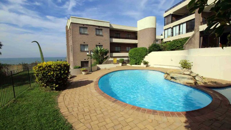 Uvongo self-catering holiday accommodation- Selfsorg vakansie - Summer Rocks 8 - Open plan.