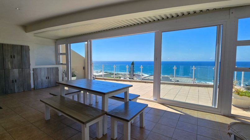 Aqua Surf 9 is a 6 Sleeper holiday apartment on the South Coast , this holiday home in Manaba with a 180° sea view is near a family-friendly Blue Flag beach.