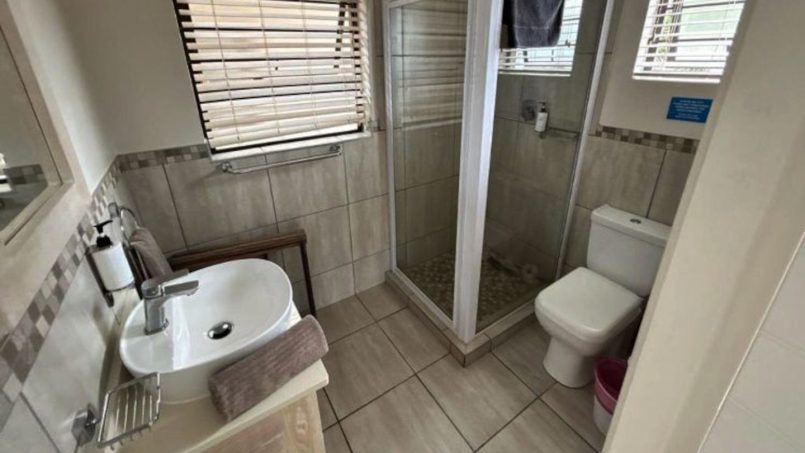 Banana Beach Club F1, a self-catering ground-floor studio in Melville on the Hibiscus Coast, located 50m from the beach, ideal for a small family holiday.