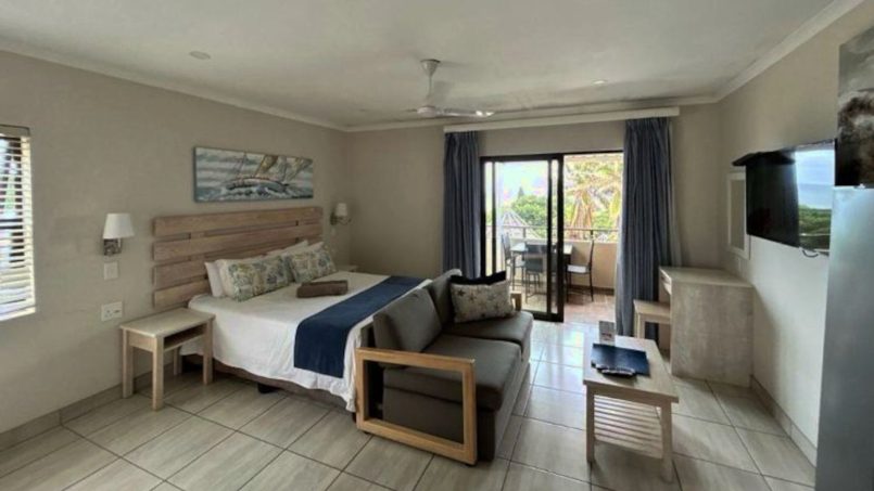 Banana Beach Club F1, a self-catering ground-floor studio in Melville on the Hibiscus Coast, located 50m from the beach, ideal for a small family holiday.