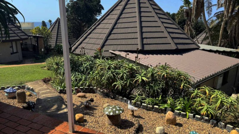 Banana Beach Club F1, a self-catering ground-floor studio in Melville on the Hibiscus Coast, located 50m from the beach, ideal for a small family holiday.