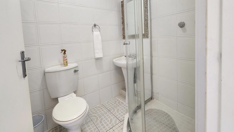 Guest bathroom at Don Juan 2 self-catering apartment in Margate