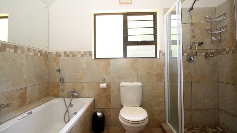 Castaro Beach Lodge - 4 Bedroom 8 sleeper self-catering holiday house in Ramsgate with solar panels and filtered borehole water - South Coast of KZN.