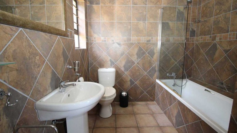 Castaro Beach Lodge - 4 Bedroom 8 sleeper self-catering holiday house in Ramsgate with solar panels and filtered borehole water - South Coast of KZN.