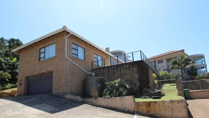 Castaro Beach Lodge - 4 Bedroom 8 sleeper self-catering holiday house in Ramsgate with solar panels and filtered borehole water - South Coast of KZN.