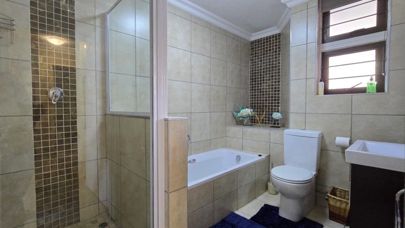 Main ensuite bathroom at Chardonnay Cabanas 5 with bath and separate shower