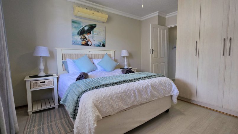 Queen bedroom at Chardonnay Cabanas 5 with air‑conditioning and ceiling fan