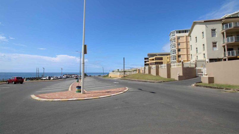 On the seafront at the Margate Pier, Dolphin View 103 is a short stroll into the coastal town of Margate town on the South Coast of KwaZulu Natal.