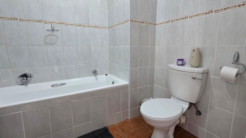 Stay at Kuta Beach 17 Ramsgate, a stunning 4-bedroom, 8-sleeper self-catering holiday apartment KZN with sea views, Wi-Fi, pool, and Smart TV.