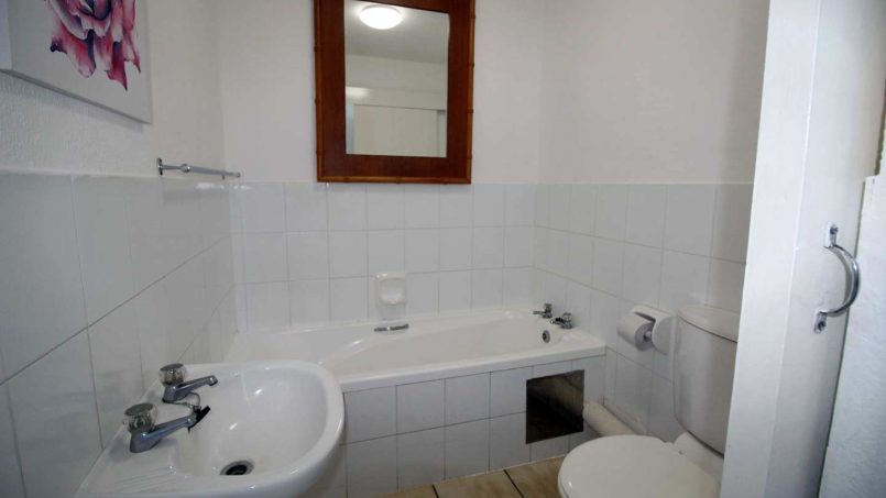 On Margate seafront Chesapeake Bay 22 has tennis courts and a swimming pool - Sleeps 4 guests - South Coast KwaZulu-Natal self-catering Accommodation - Happy Holiday Homes