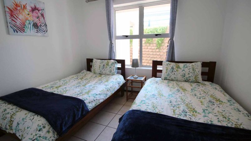 On Margate seafront Chesapeake Bay 22 has tennis courts and a swimming pool - Sleeps 4 guests - South Coast KwaZulu-Natal self-catering Accommodation - Happy Holiday Homes