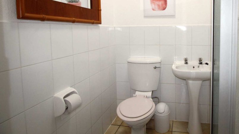 On Margate seafront Chesapeake Bay 22 has tennis courts and a swimming pool - Sleeps 4 guests - South Coast KwaZulu-Natal self-catering Accommodation - Happy Holiday Homes