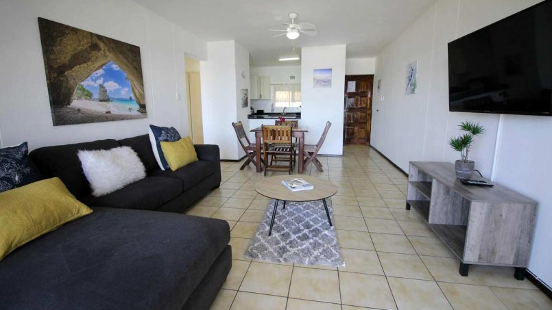 On Margate seafront Chesapeake Bay 22 has tennis courts and a swimming pool - Sleeps 4 guests - South Coast KwaZulu-Natal self-catering Accommodation - Happy Holiday Homes