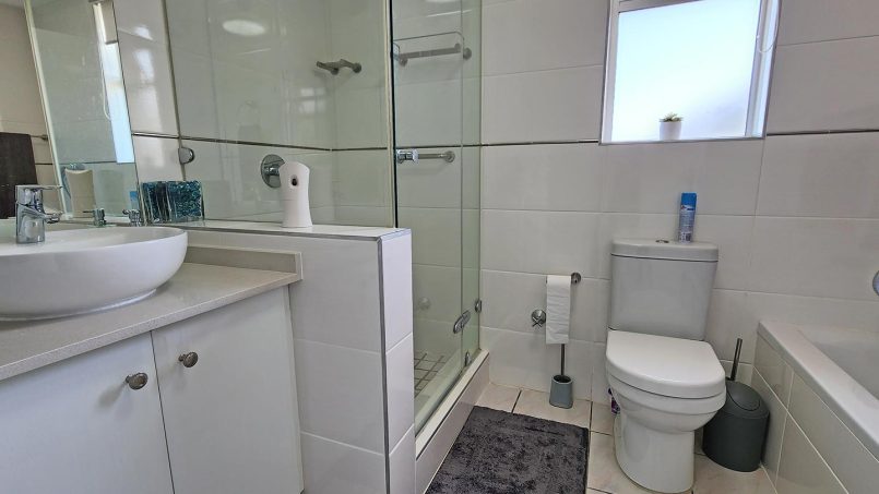 En‑suite bathroom with bath and shower in Octavia 7