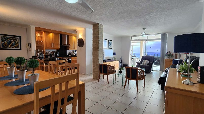 Dining area overlooking the ocean in the upmarket 6‑sleeper penthouse at Octavia 7