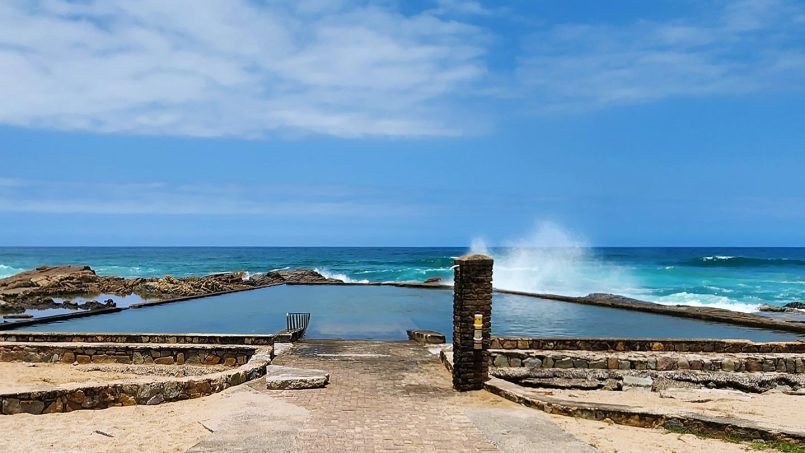 Octavia 7 is a tastefully furnished, upmarket 6 sleeper self-catering holiday penthouse in Manaba Beach on the South Coast of KwaZiulu Natal with a 180 ° breaker sea view.