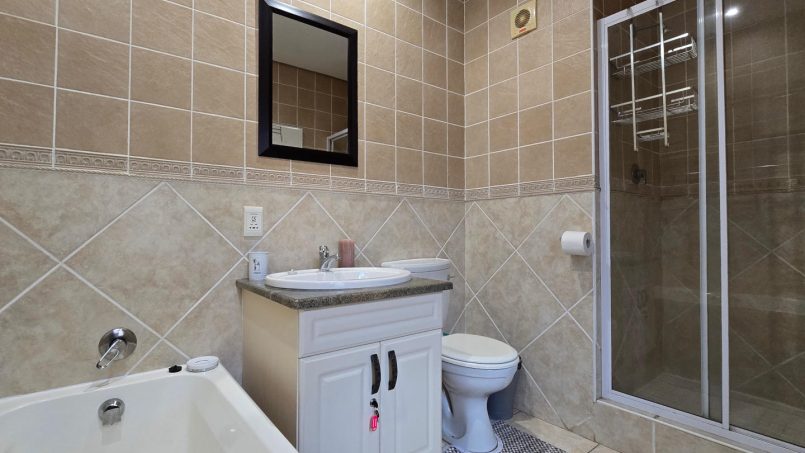 The fully fitted en-suite bathroom off the main bedroom at Portofino 15.