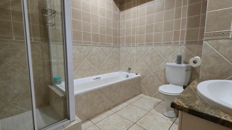 The guests full bathroom at Portofino 15