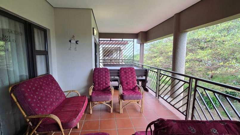 Shelly Beach holiday apartment with private braai area – Portofino 15